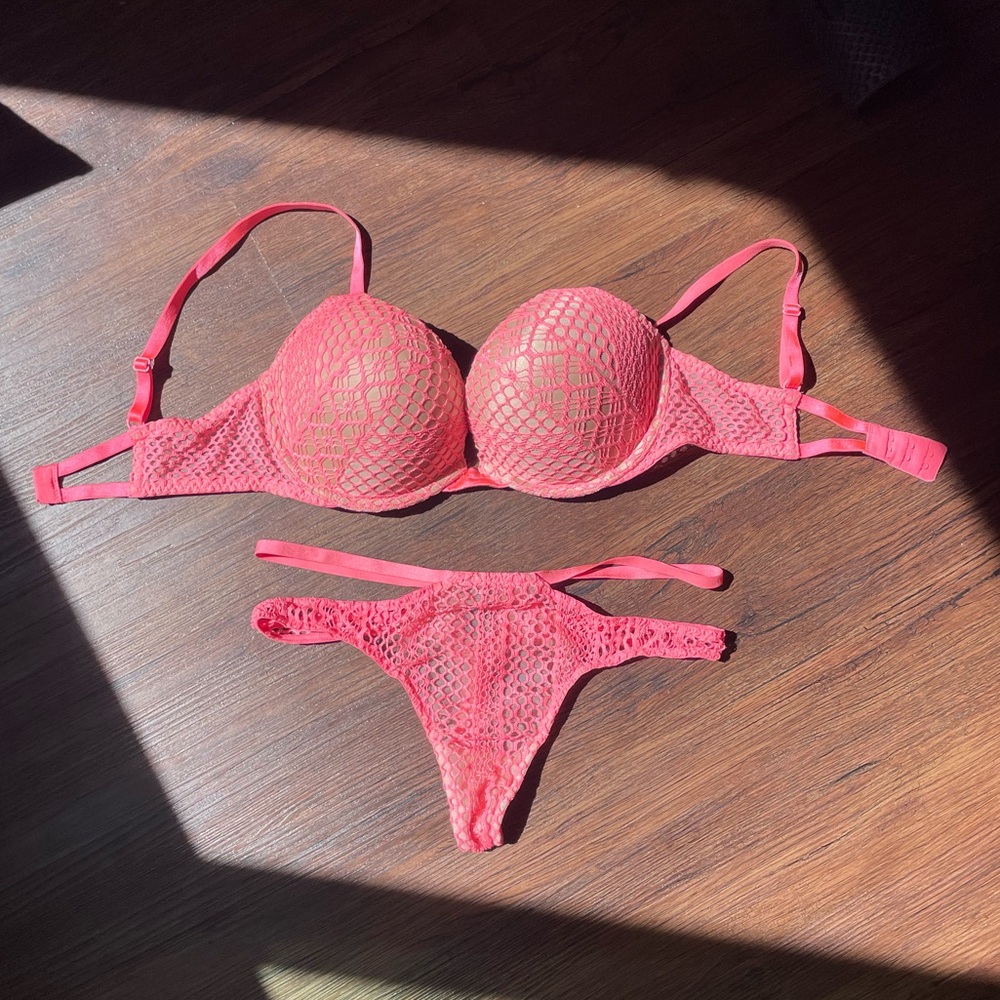 Victoria's Secret “Bombshell” Collection Bra and Thong Set - Picture 1 of 8